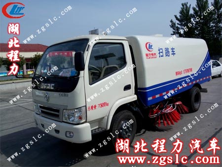 東風勁卡掃路車出發(fā)前留影