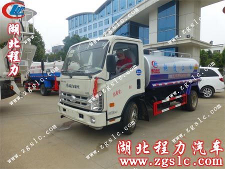 徐師傅做好出發(fā)前的資料、車輛信息核對工作