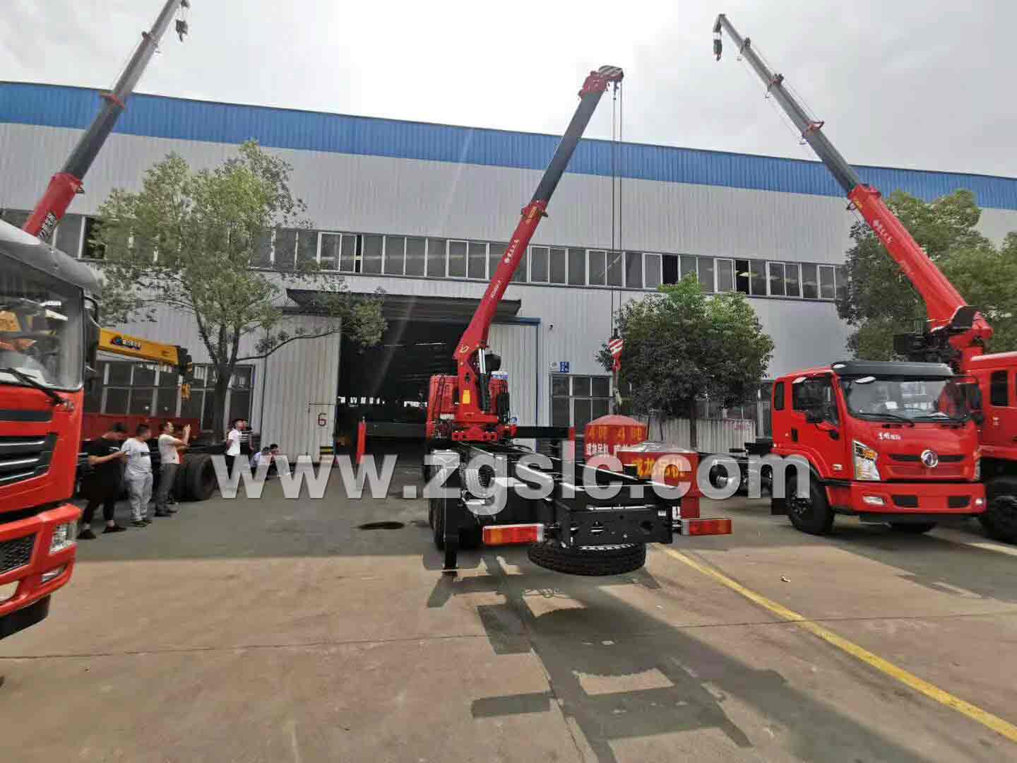 程力集團(tuán)隨車起重運(yùn)輸車廠區(qū)