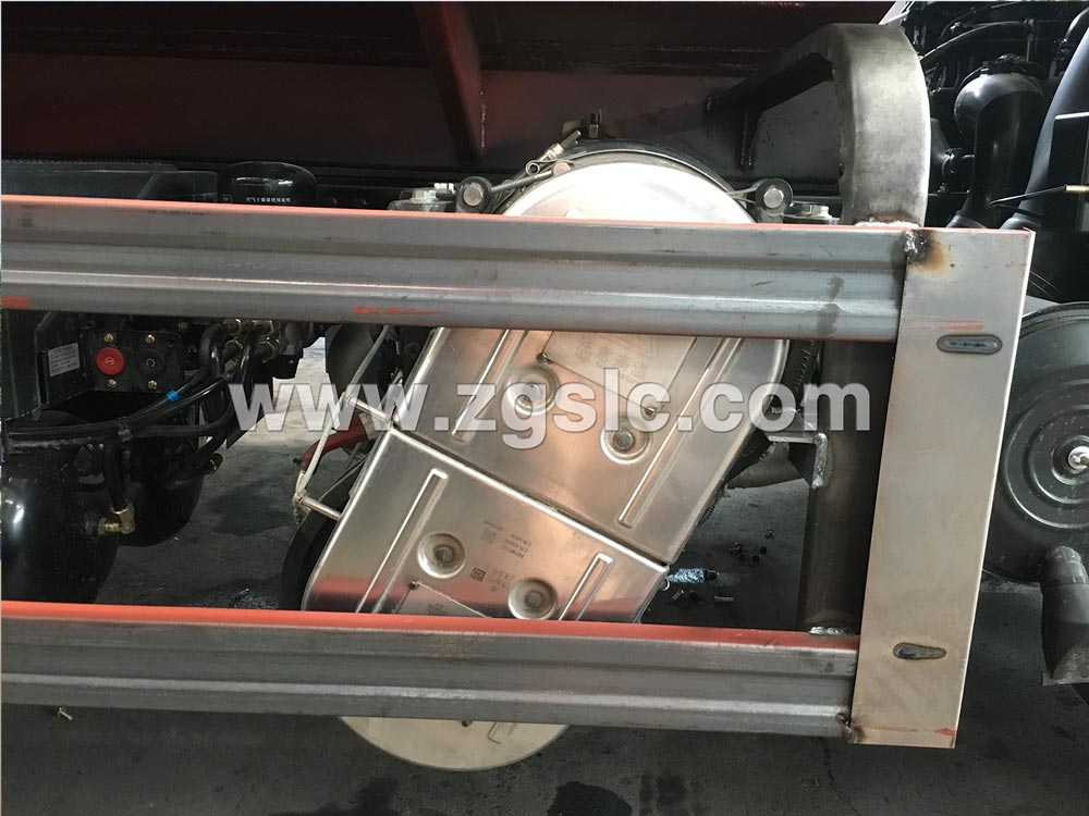 上圖為程力專用汽車有限公司生產(chǎn)的國六14方東風天錦灑水車