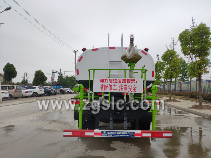 程力集團(tuán)東風(fēng)福瑞卡多功能綠化灑水車.jpg
