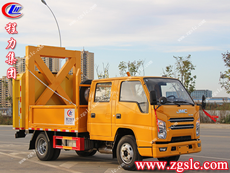 道路上施工人員安全如何得以保障？看看這輛防撞緩沖車的特別之處